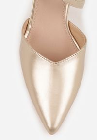 Born2be - Złote Czółenka Vices na Obcasie z Wkładką ze Skóry Naturalnej i Ozdobnymi Paskami Leaniella. Okazja: na wesele, do pracy, na co dzień, na ślub cywilny. Zapięcie: pasek. Kolor: złoty. Materiał: skóra. Wzór: paski, aplikacja. Obcas: na obcasie. Styl: wizytowy, casual. Wysokość obcasa: średni #9