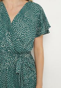 Born2be - Zielona Sukienka Kepherine. Kolor: zielony. Materiał: materiał, tkanina. Wzór: kropki. Typ sukienki: kopertowe. Długość: mini #2