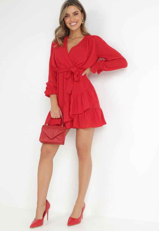 Born2be - Czerwona Sukienka Pronynome. Kolor: czerwony. Materiał: tkanina, guma. Wzór: aplikacja. Typ sukienki: kopertowe. Długość: mini