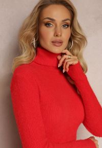 Renee - Czerwona Futerkowa Sukienka Midi z Wełny w Stylu Sweterkowym z Golfem Kahinu. Typ kołnierza: golf. Kolor: czerwony. Materiał: wełna. Długość: midi