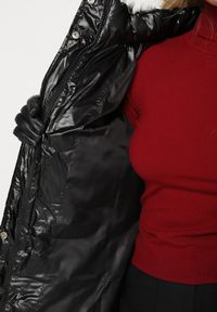 Born2be - Czarna Pikowana Kurtka z Kapturem z Futrem i Wiązanym Paskiem Zenilka. Okazja: na co dzień. Typ kołnierza: kaptur. Kolekcja: plus size. Kolor: czarny. Materiał: futro. Styl: elegancki, casual #4