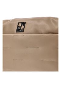 Beżowa Torebka Damska Na Ramię Pepe Moll. Kolor: beżowy. Wzór: aplikacja. Materiał: skórzane. Styl: klasyczny, casual, elegancki. Rodzaj torebki: na ramię #4