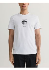 Reserved - T-shirt regular z nadrukiem - biały. Kolor: biały. Materiał: bawełna, dzianina. Wzór: nadruk
