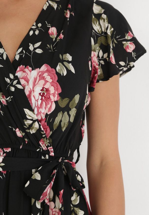 Born2be - Czarna Kopertowa Sukienka w Kwiatowy Wzór z Paskiem i Falbanką Thellippe. Okazja: na co dzień. Kolor: czarny. Materiał: wiskoza, materiał, tkanina, jeans. Długość rękawa: krótki rękaw. Wzór: kwiaty. Typ sukienki: kopertowe. Styl: elegancki, casual. Długość: maxi