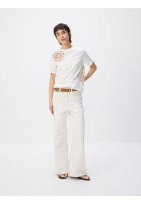 Reserved - T-shirt z crochetową aplikacją - złamana biel. Materiał: bawełna, dzianina. Wzór: aplikacja #1