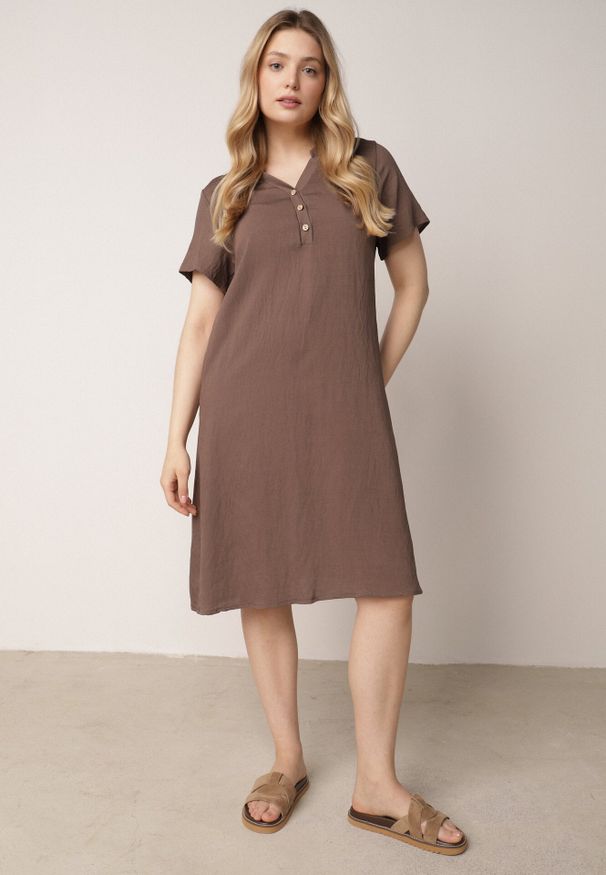 Born2be - Brązowa Wiskozowa Sukienka o Pudełkowym Kroju z Dekoltem V z Guzikami Berborin. Okazja: na co dzień, do pracy. Kolekcja: plus size. Kolor: brązowy. Materiał: wiskoza. Typ sukienki: proste, dla puszystych. Styl: casual, klasyczny