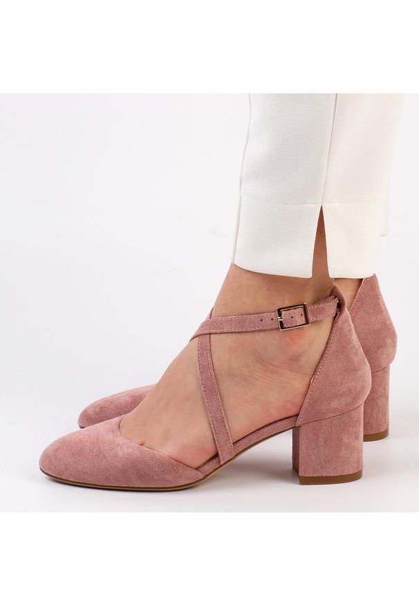 Sergio Leone - Różowe sandały damskie na obcasie z zakrytymi palcami i pietą SERGIO L. Kolor: różowy. Materiał: zamsz. Obcas: na obcasie. Wysokość obcasa: średni
