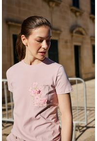 MOODO - T-shirt z kieszonką różowy. Kolor: różowy. Materiał: bawełna, elastan #1