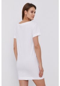 Love Moschino Sukienka kolor biały mini prosta. Okazja: na co dzień. Kolor: biały. Materiał: dzianina. Długość rękawa: krótki rękaw. Wzór: nadruk. Typ sukienki: proste. Styl: casual. Długość: mini