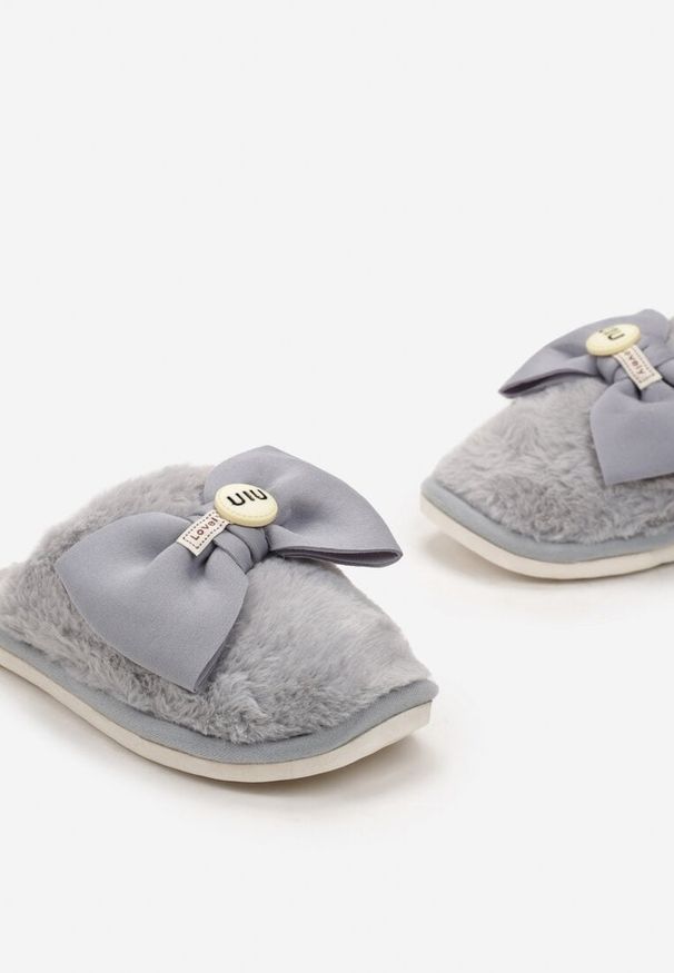Born2be - Szare Kapcie z Futerka z Szeroką Kokardką Mulleris. Kolor: szary. Materiał: futro