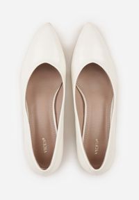 Born2be - Białe Czółenka VICES na Obcasie z Geometrycznym Zdobieniem Balsara. Okazja: na co dzień, do pracy, na spotkanie biznesowe. Kolor: biały. Materiał: prążkowany, jeans. Wzór: geometria, aplikacja. Obcas: na obcasie. Styl: klasyczny, casual, biznesowy, elegancki. Wysokość obcasa: średni #4