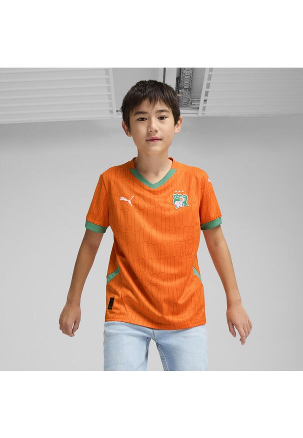 Puma - Młodzieżowa koszulka domowa Wybrzeża Kości Słoniowej 2025 PUMA. Typ kołnierza: dekolt w kształcie V. Kolor: żółty, zielony, pomarańczowy, wielokolorowy. Wzór: aplikacja. Sport: piłka nożna