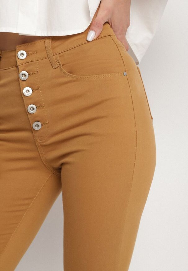 Born2be - Jasnobrązowe Spodnie Skinny Kyllienne. Stan: podwyższony. Kolor: brązowy. Długość: długie. Sezon: wiosna