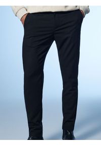 Sinsay - Spodnie chino slim w kratę - czarny. Kolor: czarny