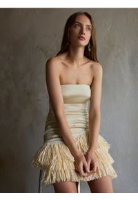 Reserved - Sukienka bandeau z frędzlami - kremowy. Kolor: kremowy. Materiał: wiskoza, len