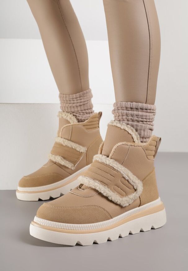 Renee - Ciemnobeżowe Śniegowce Ozdobione Futerkiem i Przeszyciami Newelara. Okazja: na co dzień. Zapięcie: rzepy. Kolor: beżowy. Materiał: futro. Wzór: aplikacja. Styl: casual