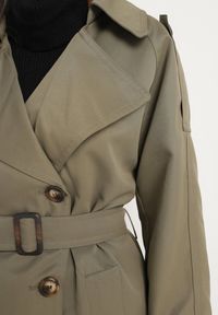 Born2be - Zielony Dwurzędowy Płaszcz Trencz o Oversizowym Kroju z Paskiem Inathara. Okazja: na co dzień, na spacer, do pracy. Kolor: zielony. Materiał: jeans. Wzór: aplikacja. Styl: casual, klasyczny #3