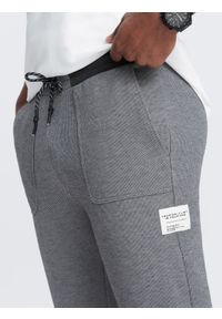 Ombre Clothing - Spodnie męskie dresowe ze strukturalnej dzianiny - grafitowe V5 - Rozmiar: L. Kolor: szary. Materiał: dresówka, dzianina. Wzór: melanż, aplikacja, ze splotem. Styl: elegancki #7