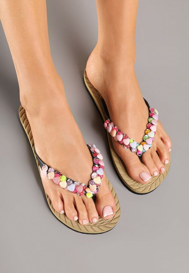Renee - Czarne Japonki z Aplikacjami 3D Salliris. Okazja: na spacer, na co dzień. Kolor: czarny. Wzór: aplikacja. Sezon: lato. Obcas: na obcasie. Styl: elegancki, casual. Wysokość obcasa: niski