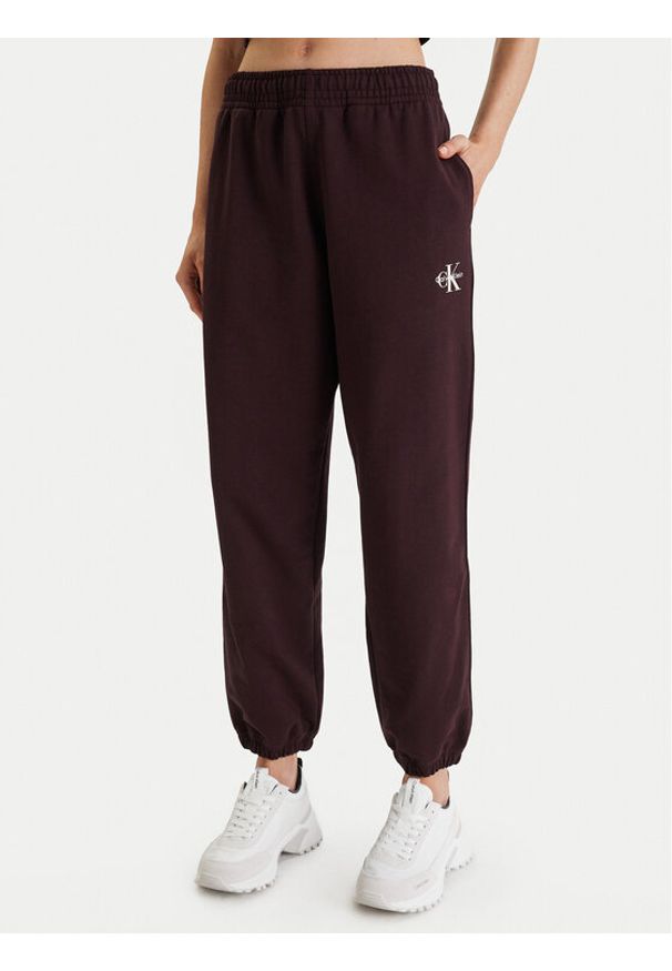 Calvin Klein Jeans Spodnie dresowe Monologo LV047B235G Brązowy Regular Fit. Kolor: brązowy. Materiał: bawełna