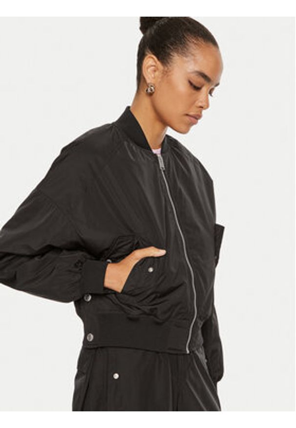 Karl Lagerfeld Jeans Kurtka bomber 240J1501 Czarny Relaxed Fit. Kolor: czarny. Materiał: syntetyk