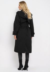 Born2be - Czarny Płaszcz Trencz Dwurzędowy z Paskiem Cloimia. Okazja: na co dzień. Kolor: czarny. Materiał: dzianina. Długość rękawa: długi rękaw. Długość: do kolan. Styl: casual, klasyczny, elegancki, wizytowy #5