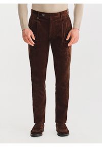 Pako Lorente - PAKO LORENTE - Brązowe spodnie z zakładkami. Kolor: brązowy. Materiał: sztruks, bawełna, elastan. Sezon: zima, jesień #1