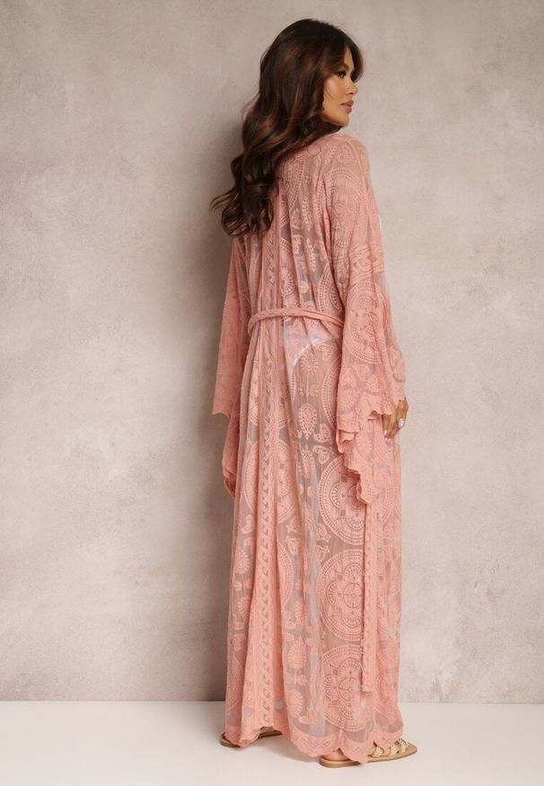 Renee - Różowa Narzutka Eleline. Okazja: na plażę. Kolor: różowy. Materiał: koronka, materiał, tkanina. Długość: długie. Wzór: aplikacja, haft. Styl: boho