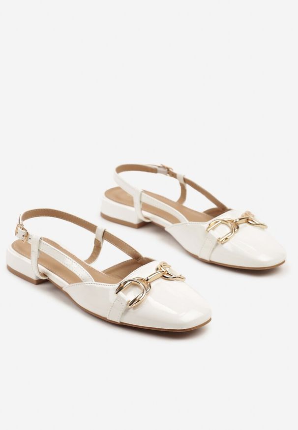 Renee - Białe Sandały Lakierowane Slingback Ozdobione Metalową Aplikacją Sonoriana. Okazja: na co dzień. Zapięcie: sprzączka. Kolor: biały. Materiał: lakier. Wzór: aplikacja. Obcas: na obcasie. Styl: elegancki, casual. Wysokość obcasa: średni