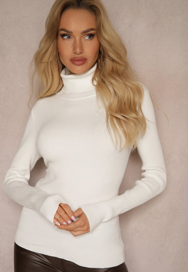 Renee - Jasnobeżowy Golf w Prążki Erinela. Okazja: na co dzień. Typ kołnierza: golf. Kolor: beżowy. Materiał: jeans, prążkowany. Długość rękawa: długi rękaw. Długość: długie. Wzór: prążki. Styl: elegancki, casual