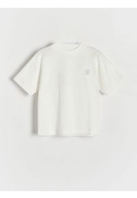 Reserved - T-shirt oversize z haftem - złamana biel. Materiał: dzianina. Wzór: haft