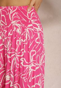 Renee - Różowe Spodnie Szerokie z Wiskozy High Waist w Kwiatowy Print Tepolla. Okazja: na spacer, na plażę, na co dzień. Stan: podwyższony. Kolor: różowy. Materiał: wiskoza. Wzór: nadruk, kwiaty. Sezon: lato. Styl: casual #5