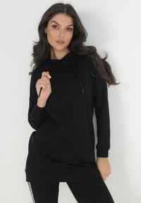 Born2be - Czarna Bluza Antyne. Okazja: na co dzień. Kolor: czarny. Długość rękawa: długi rękaw. Długość: długie. Wzór: aplikacja. Styl: sportowy, klasyczny, casual