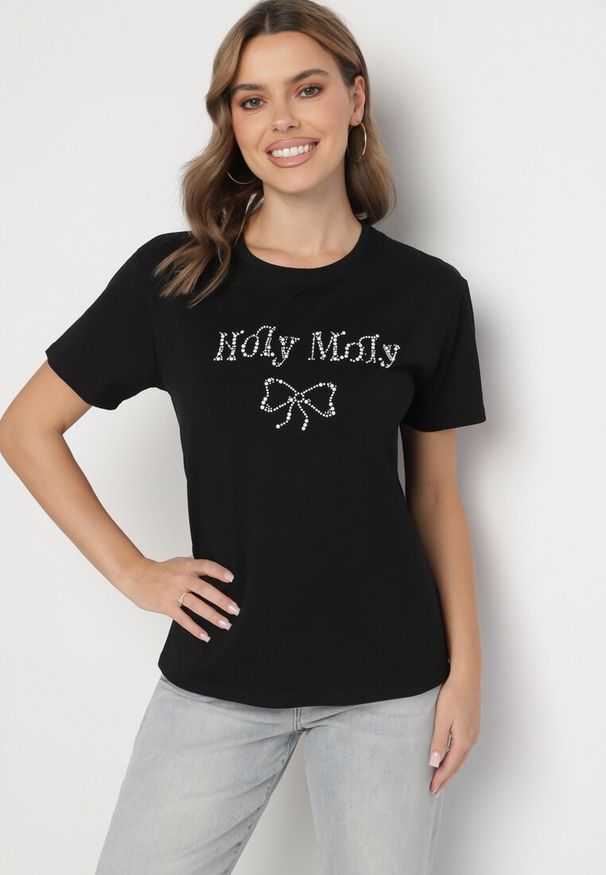 Born2be - Czarna Bawełniana Bluzka z Napisem i Kokardą Tinala. Typ kołnierza: kokarda. Kolor: czarny. Materiał: bawełna. Długość rękawa: krótki rękaw. Długość: krótkie. Wzór: napisy
