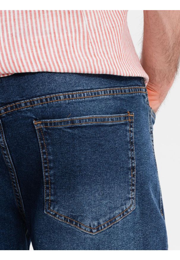 Ombre Clothing - Męskie denimowe szorty o klasycznym kroju – ciemnoniebieskie V3 OM-SRDS-0171 - XXL. Kolor: niebieski. Materiał: jeans, elastan, skóra, bawełna. Wzór: aplikacja. Sezon: lato. Styl: klasyczny