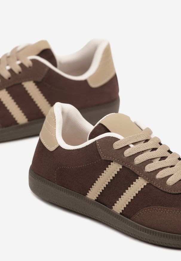Renee - Brązowe Casualowe Sneakersy z Ekozamszu na Płaskiej Podeszwie Pemeriana. Okazja: na co dzień. Nosek buta: okrągły. Zapięcie: sznurówki. Kolor: brązowy. Materiał: materiał. Obcas: na płaskiej podeszwie. Wysokość obcasa: niski
