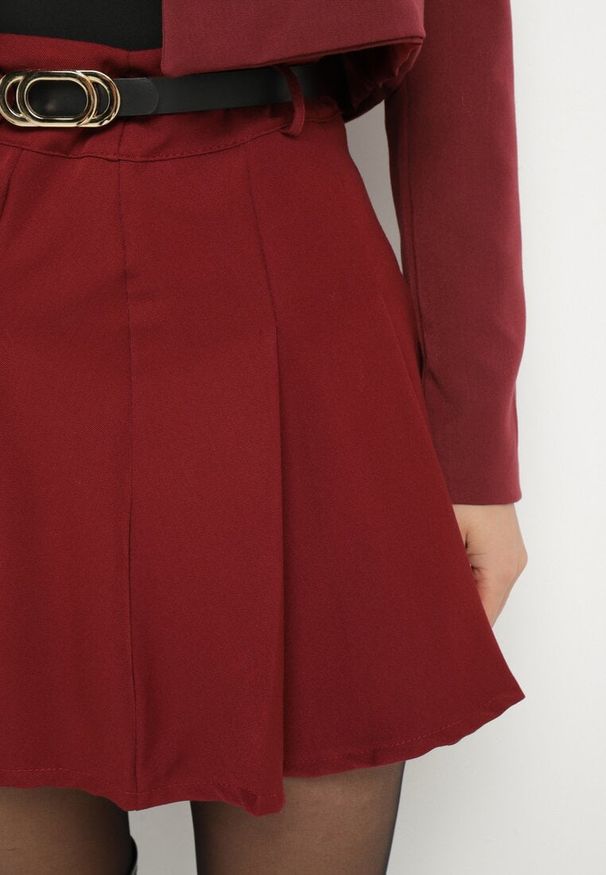 Born2be - Bordowa Plisowana Spódnica z Wiskozą Ozdobiona Paskiem Semarise. Okazja: na co dzień. Kolor: czerwony. Materiał: wiskoza. Wzór: aplikacja. Styl: casual, elegancki