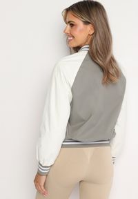 Born2be - Zielona Kurtka Bomberka w Sportowym Stylu z Napisem Evalinas. Okazja: na co dzień. Kolor: zielony. Materiał: jeans. Wzór: napisy. Styl: sportowy #3