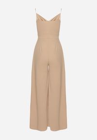 Born2be - Ciemnobeżowy Kombinezon z Trójkątnym Dekoltem na Cienkich Ramiączkach Iliantia. Kolor: beżowy. Materiał: tkanina. Długość rękawa: na ramiączkach. Sezon: lato #7