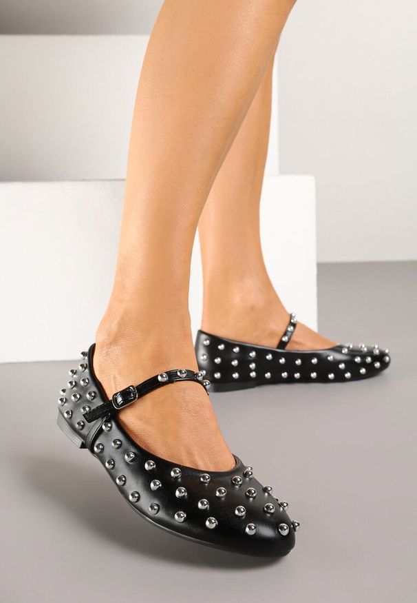 Renee - Czarne Balerinki w Stylu Mary Jane Zdobione Nitami Telawena. Zapięcie: pasek. Kolor: czarny. Materiał: jeans. Wzór: aplikacja. Styl: klasyczny, elegancki