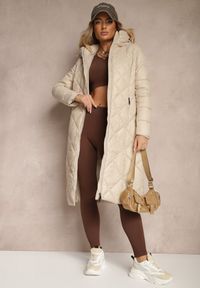 Renee - Beżowa Kurtka Pikowana o Długim Kroju z Kapturem Erivana. Okazja: na co dzień. Typ kołnierza: kaptur. Kolor: beżowy. Materiał: jeans. Długość: długie. Styl: casual, elegancki #3