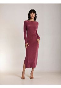 Sinsay - Sukienka midi z marszczeniem i rozcięciem - różowy. Kolor: różowy. Długość: midi #1
