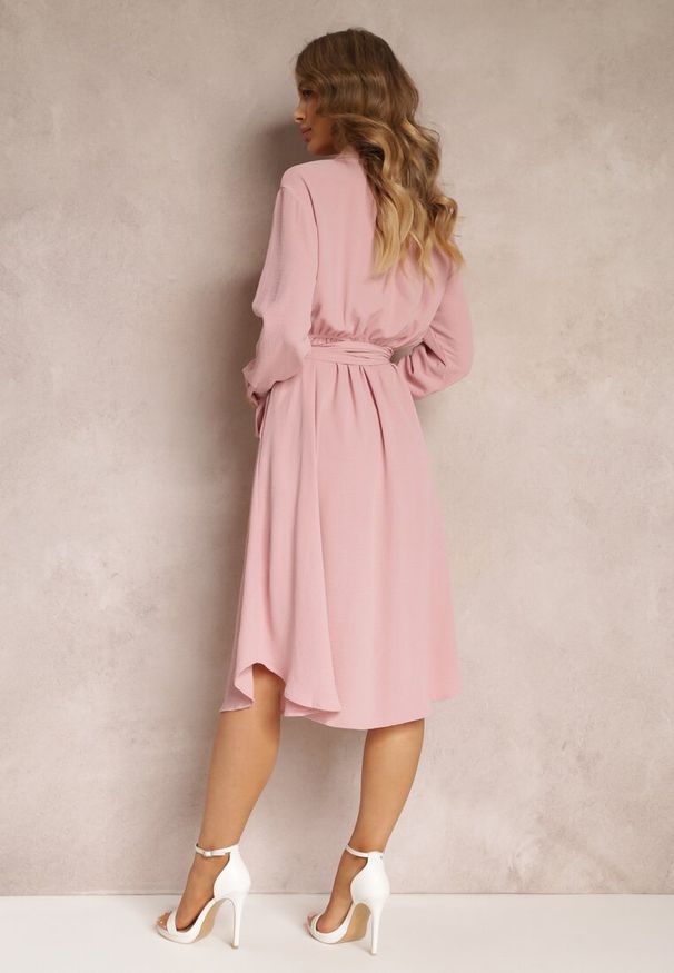 Renee - Różowa Sukienka Midi z Kołnierzykiem i Materiałowym Paskiem Rasik. Kolor: różowy. Materiał: materiał. Sezon: wiosna, jesień. Typ sukienki: koszulowe. Długość: midi