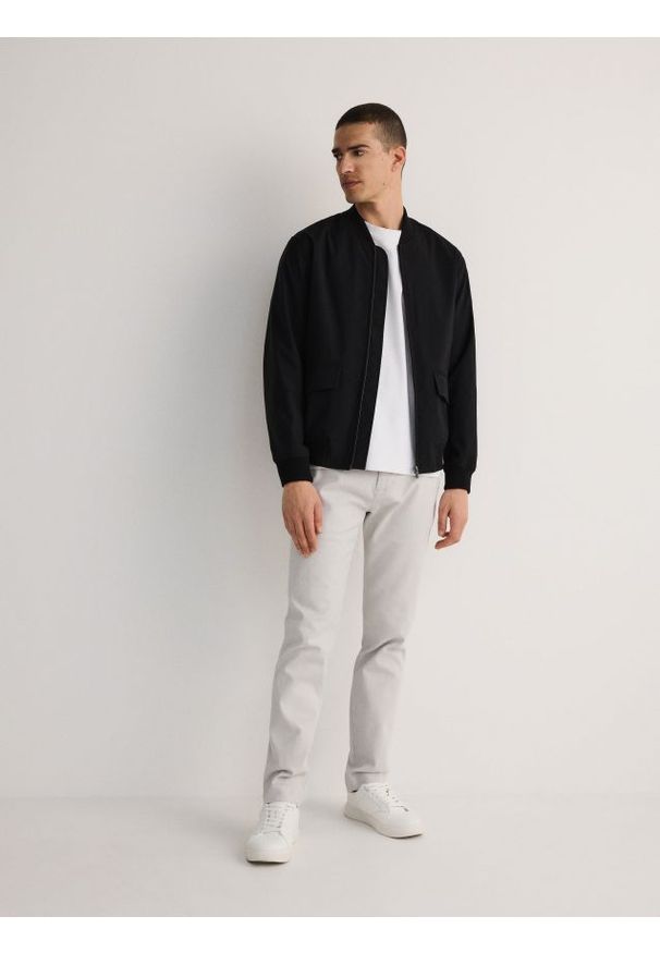 Reserved - Spodnie chino slim fit - jasnoszary. Kolor: szary. Materiał: tkanina, bawełna