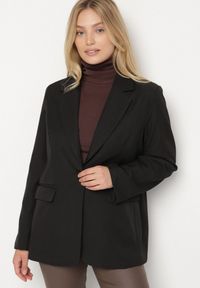 Born2be - Czarna Jednorzędowa Marynarka z Usztywnioną Linią Ramion Tiolinda. Okazja: na spotkanie biznesowe, do pracy, na co dzień. Kolekcja: plus size. Kolor: czarny. Materiał: jeans. Styl: biznesowy, casual, elegancki