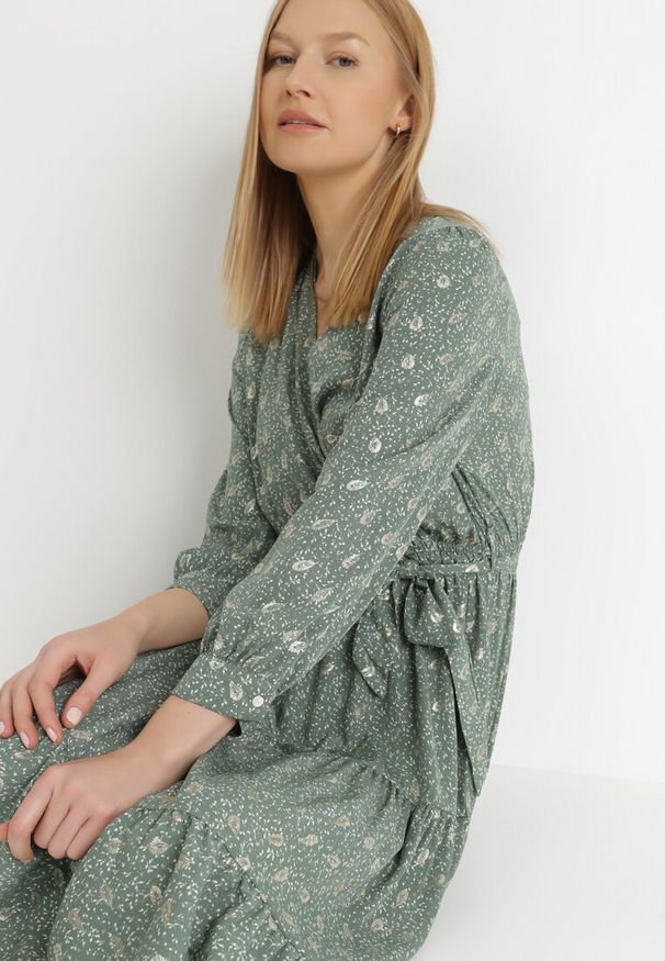 Born2be - Zielona Sukienka Cintrine. Kolor: zielony. Długość rękawa: długi rękaw. Wzór: nadruk. Typ sukienki: kopertowe. Długość: midi