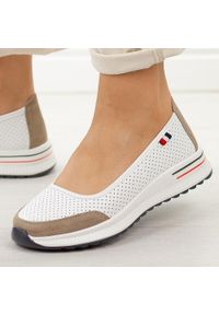 Białe gr ażurowane skórzane baleriny damskie Jezzi 7815. Okazja: na co dzień. Nosek buta: okrągły. Kolor: biały. Materiał: skóra. Szerokość cholewki: normalna. Wzór: ażurowy, aplikacja. Sezon: wiosna, jesień, lato. Styl: casual, klasyczny, sportowy #1