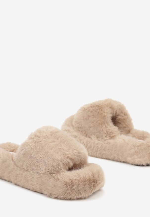 Born2be - Ciemnobeżowe Kapcie na Płaskiej Podeszwie z Futerkiem Neriassa. Okazja: do domu. Kolor: beżowy. Materiał: futro. Obcas: na płaskiej podeszwie