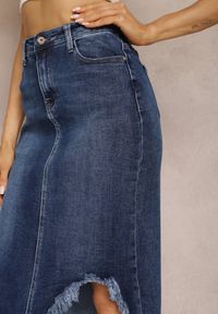 Renee - Granatowa Spódnica Jeansowa Midi z Wystrzępionym Rozcięciem Catreena. Kolor: niebieski. Materiał: jeans