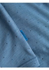 Ombre Clothing - Męski t-shirt fullprint z kolorowymi literami - niebieski denim V4. Okazja: na co dzień. Kolor: niebieski. Materiał: denim. Wzór: kolorowy. Styl: klasyczny, casual #2